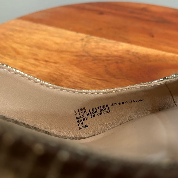 Charles David Fine Leather Pumps - Picture 9 of 9